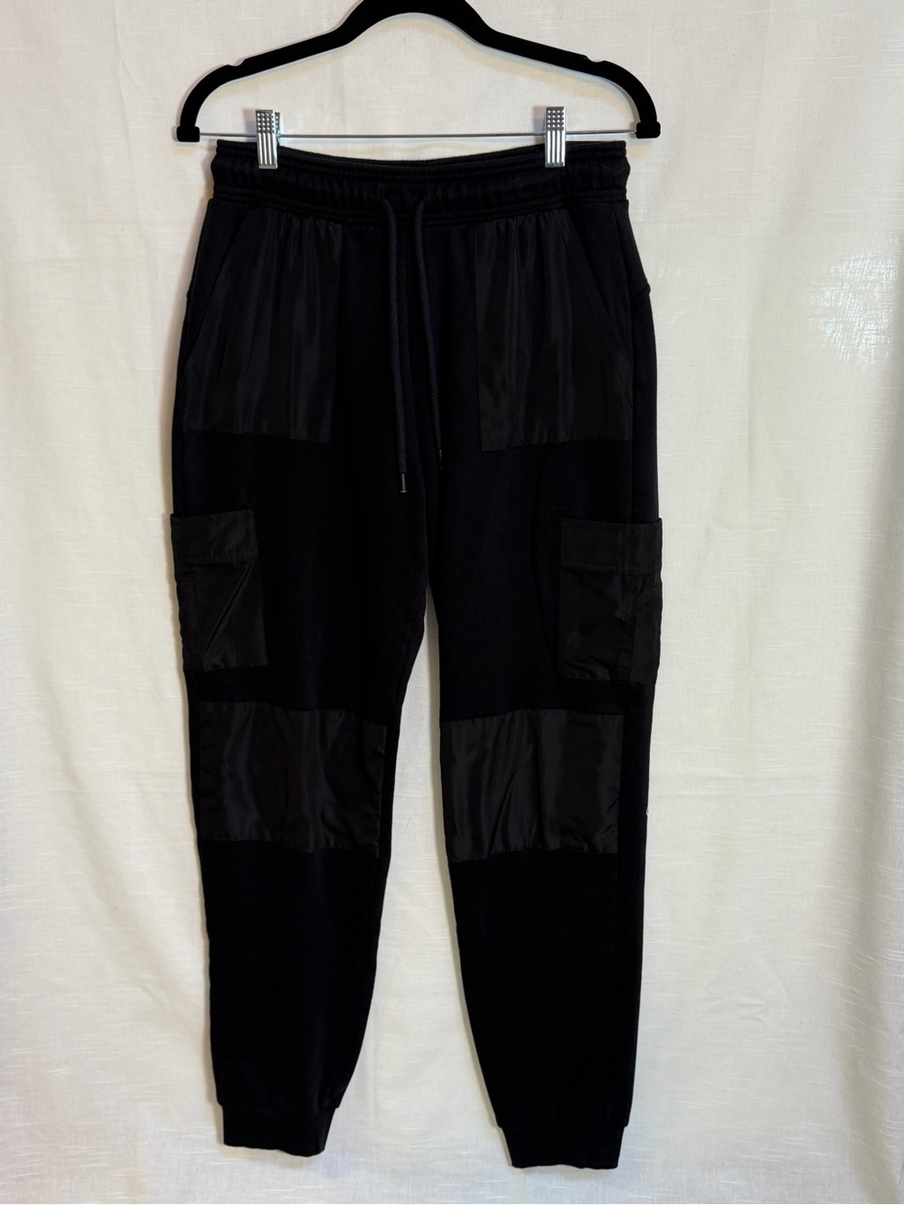 Alo Cargo Sweatpants
Waist: 14”
Inseam: 31”